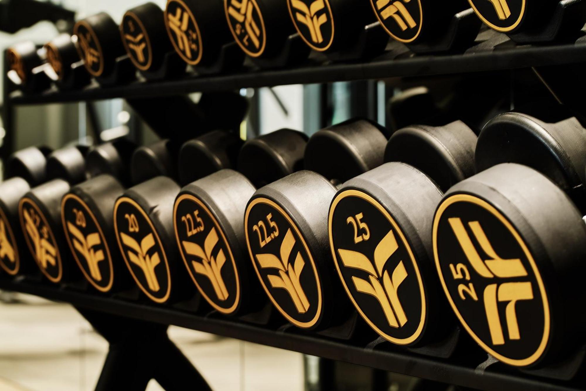 City Of Dreams Mediterranean - Integrated Resort, Casino & Entertainment ليماسول المظهر الخارجي الصورة Dumbbells at a gym