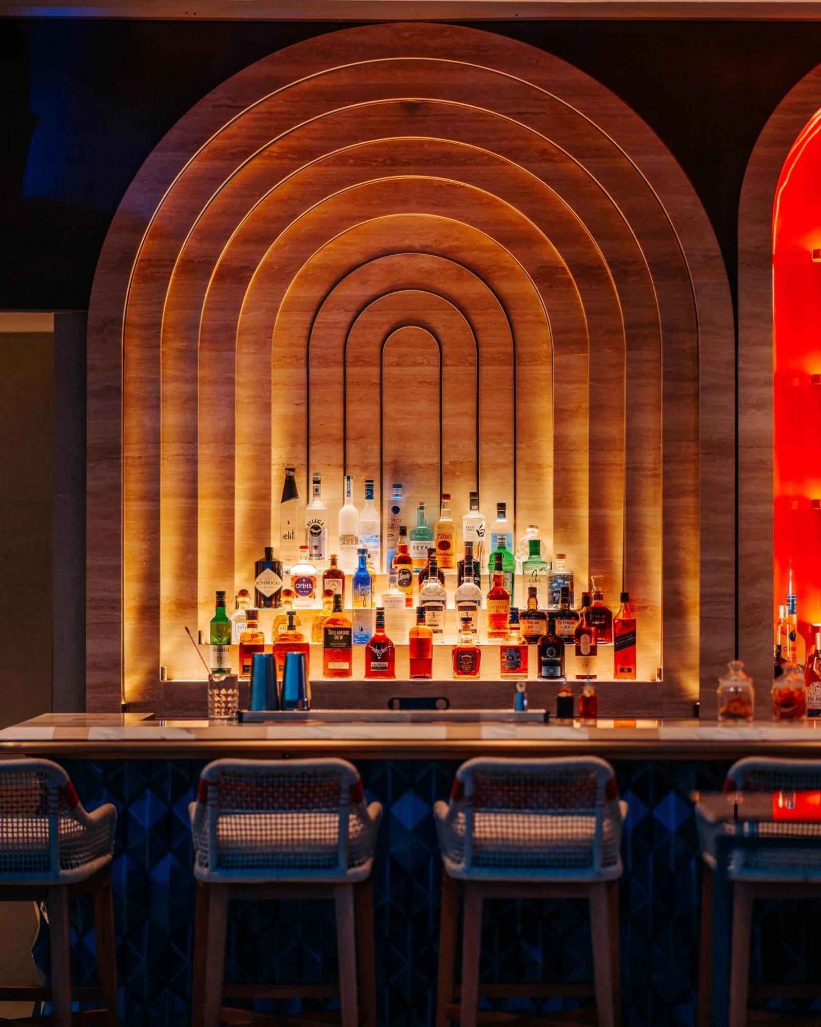 City Of Dreams Mediterranean - Integrated Resort, Casino & Entertainment ليماسول المظهر الخارجي الصورة The bar at the 1930s themed bar, The 3030
