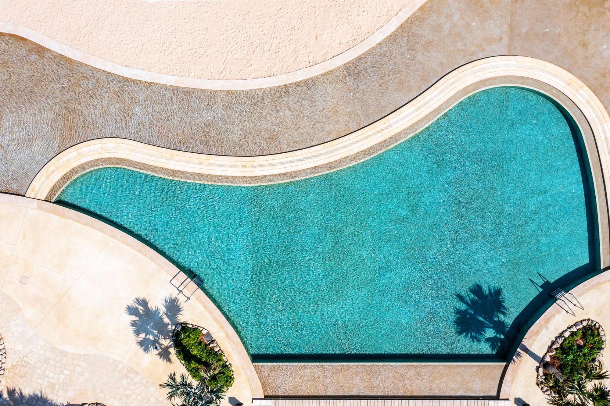 City Of Dreams Mediterranean - Integrated Resort, Casino & Entertainment ليماسول المظهر الخارجي الصورة Aerial view of a swimming pool