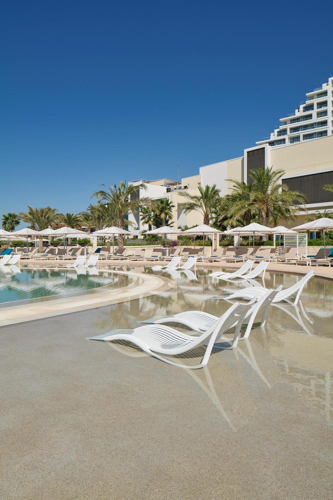 City Of Dreams Mediterranean - Integrated Resort, Casino & Entertainment ليماسول المظهر الخارجي الصورة The swimming pool at the hotel