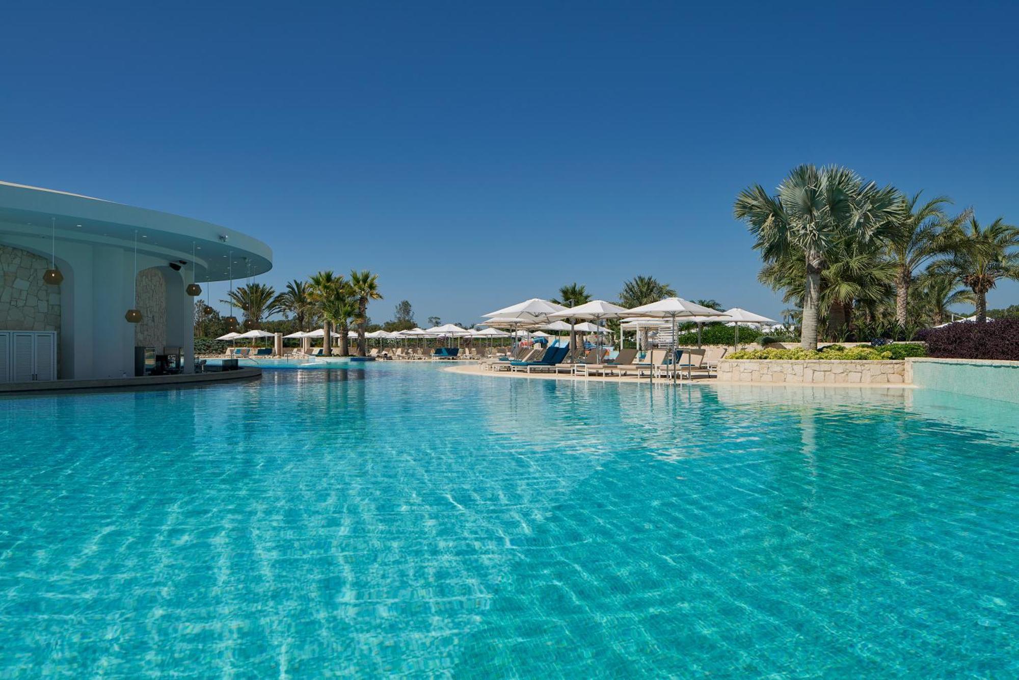 City Of Dreams Mediterranean - Integrated Resort, Casino & Entertainment ليماسول المظهر الخارجي الصورة The swimming pool at the resort