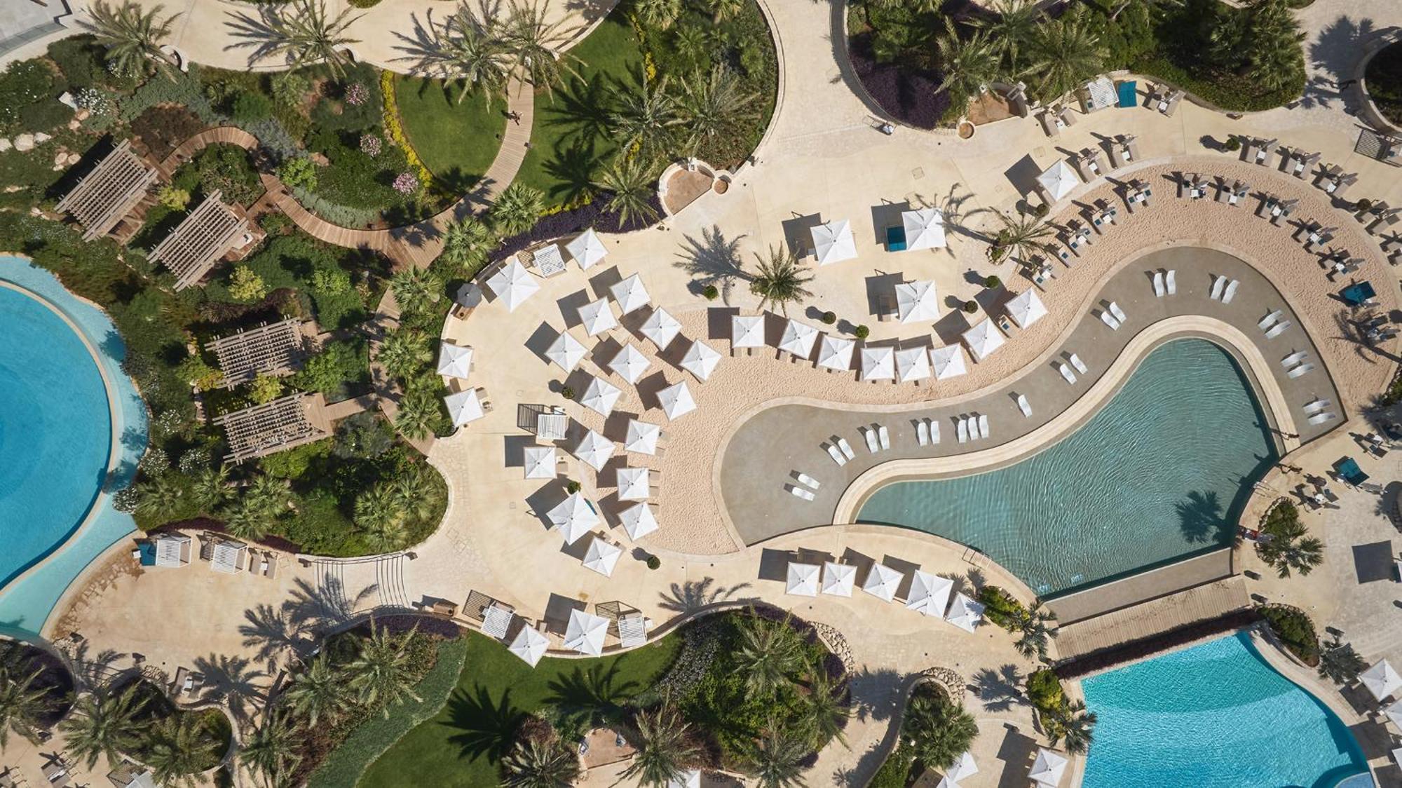 City Of Dreams Mediterranean - Integrated Resort, Casino & Entertainment ليماسول المظهر الخارجي الصورة Aerial view of the pool area
