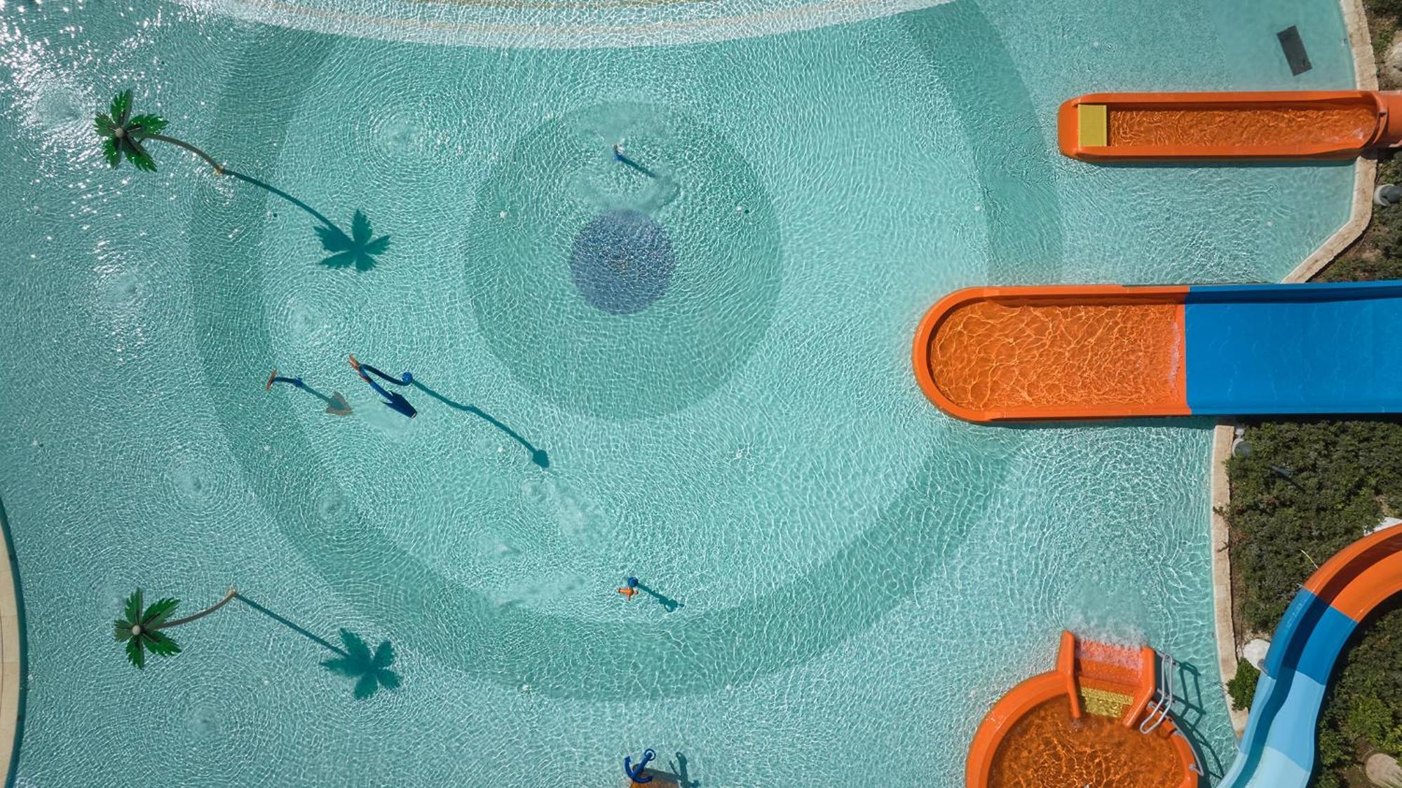 City Of Dreams Mediterranean - Integrated Resort, Casino & Entertainment ليماسول المظهر الخارجي الصورة The pool at the hotel