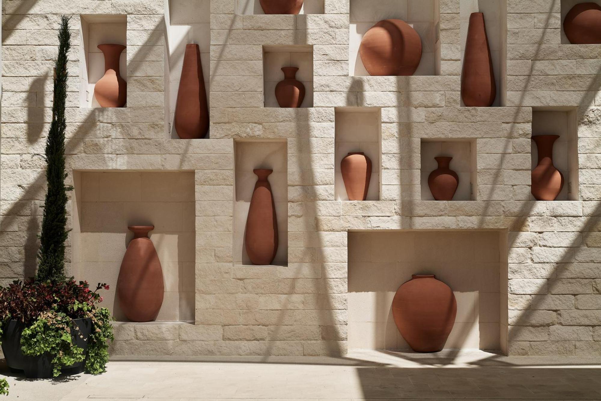 City Of Dreams Mediterranean - Integrated Resort, Casino & Entertainment ليماسول المظهر الخارجي الصورة Terracotta vases at the entrance of the museum