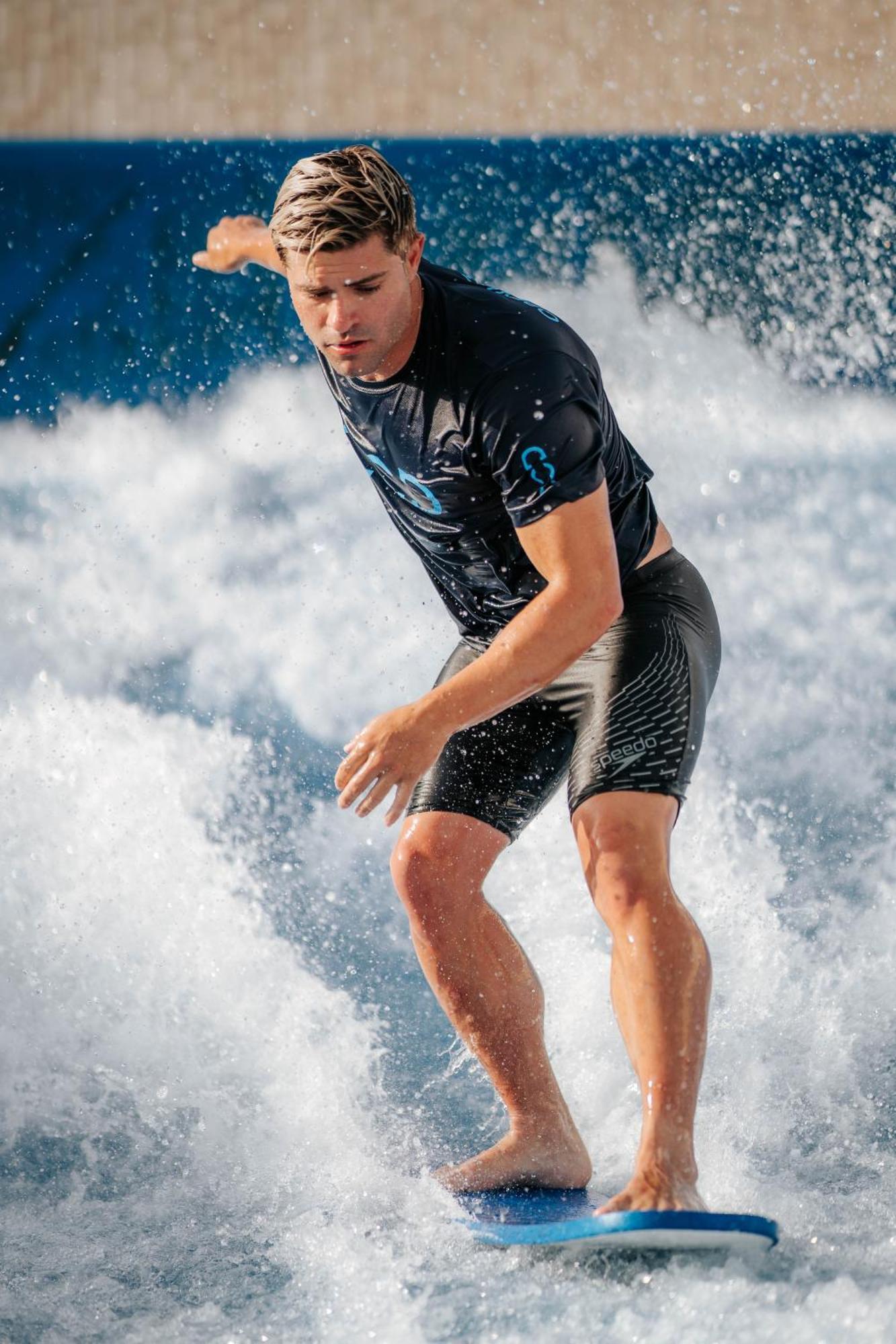 City Of Dreams Mediterranean - Integrated Resort, Casino & Entertainment ليماسول المظهر الخارجي الصورة A surfer wearing a wetsuit
